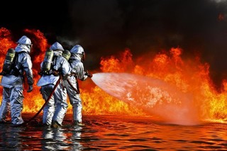 广告消防队员团队灭火背景图片